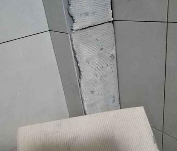 滨海新瓷砖空鼓维修公司分享下厨房瓷砖脱落的补救措施。